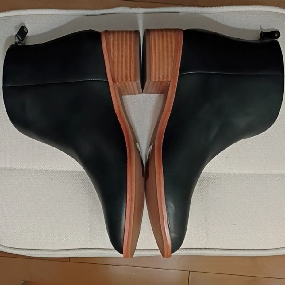 Soludos Stylish Women's Leather Shoes - Black - Picture 3 of 3
